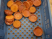 Kist met aardewerk amuzeschaaltjes - afbeelding 1 van  1