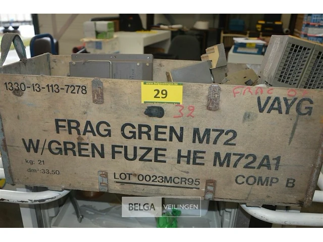 Kist met elektromateriaal - afbeelding 1 van  4