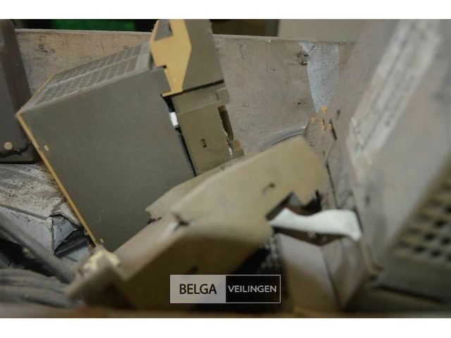 Kist met elektromateriaal - afbeelding 3 van  4
