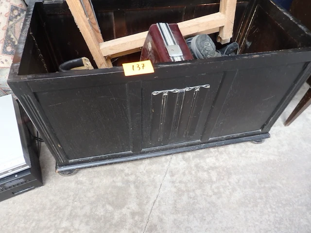 Kist met grote lot brocante (werkschoenen, schragen , caméra,…) - afbeelding 1 van  3