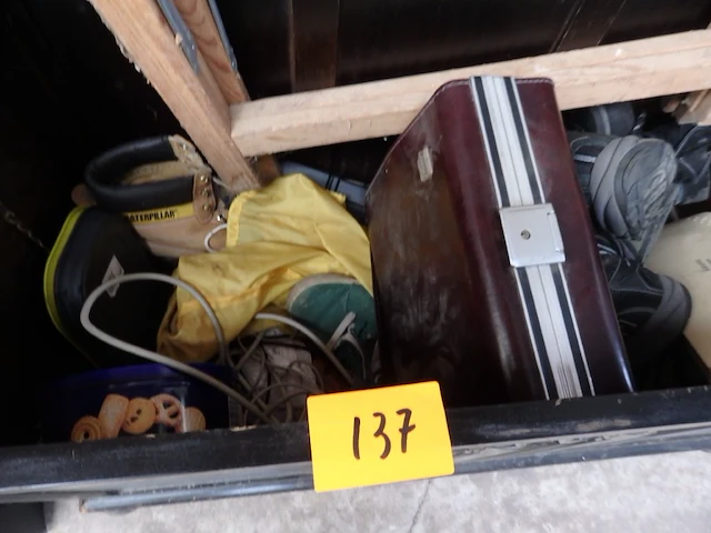 Kist met grote lot brocante (werkschoenen, schragen , caméra,…) - afbeelding 2 van  3