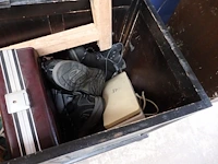 Kist met grote lot brocante (werkschoenen, schragen , caméra,…) - afbeelding 3 van  3