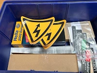 Kist met inhoud - afbeelding 2 van  9