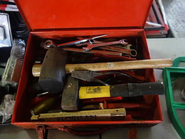 Kist met materiaal - afbeelding 1 van  1