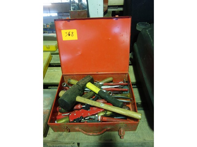 Kist met materiaal - afbeelding 1 van  2