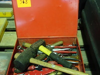 Kist met materiaal - afbeelding 1 van  2