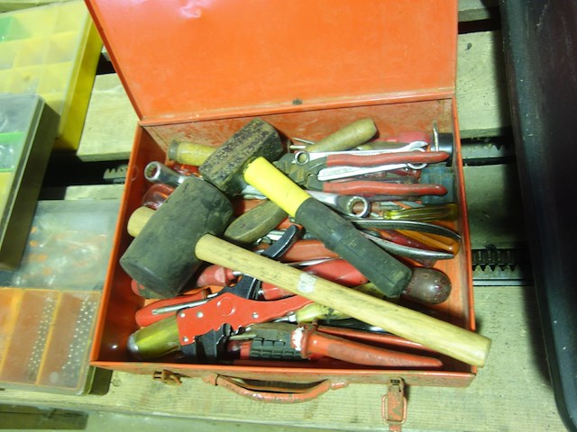 Kist met materiaal - afbeelding 2 van  2