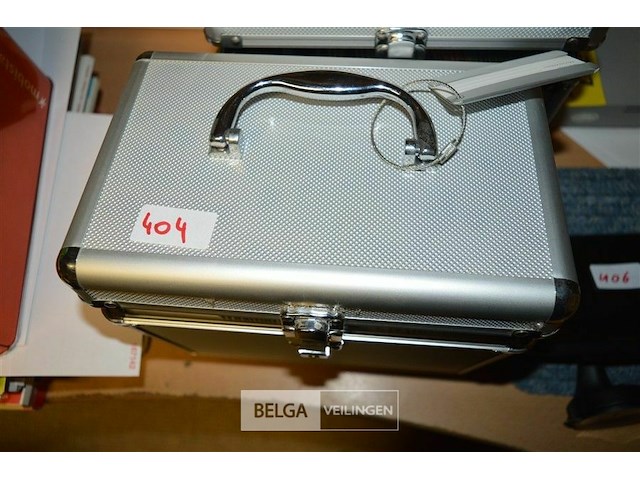 Kistje met div dvd's - afbeelding 1 van  2