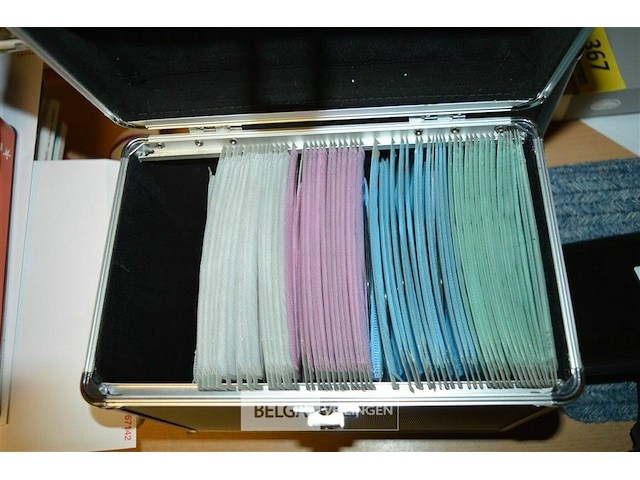 Kistje met div dvd's - afbeelding 2 van  2