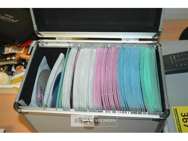 Kistje met div dvd's - afbeelding 2 van  2