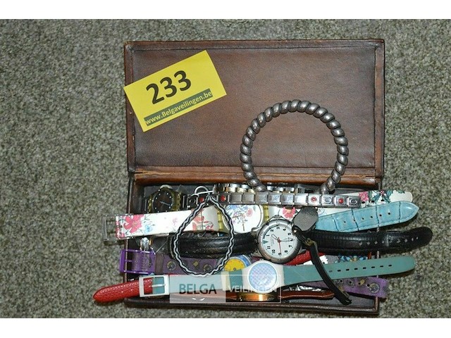 Kistje met div horloges - afbeelding 1 van  2