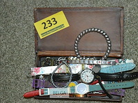 Kistje met div horloges - afbeelding 1 van  2