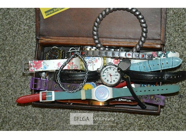 Kistje met div horloges - afbeelding 2 van  2