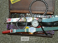 Kistje met div horloges - afbeelding 2 van  2