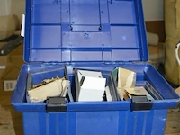 Kistje met div nietjes en schroeven - afbeelding 1 van  4
