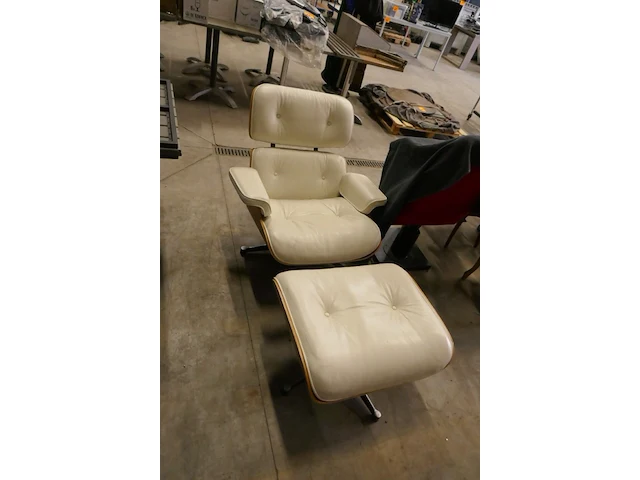 Klassieke charles eames-stijl loungestoel en poef, wit leder - afbeelding 1 van  6