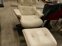 Klassieke charles eames-stijl loungestoel en poef, wit leder - afbeelding 1 van  6