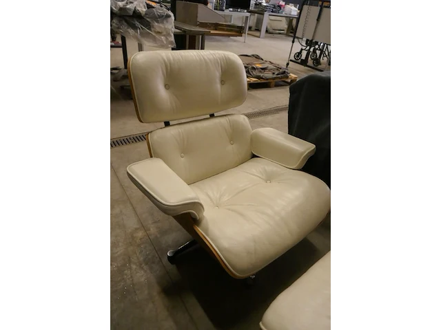 Klassieke charles eames-stijl loungestoel en poef, wit leder - afbeelding 2 van  6