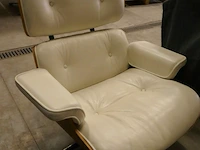 Klassieke charles eames-stijl loungestoel en poef, wit leder - afbeelding 2 van  6