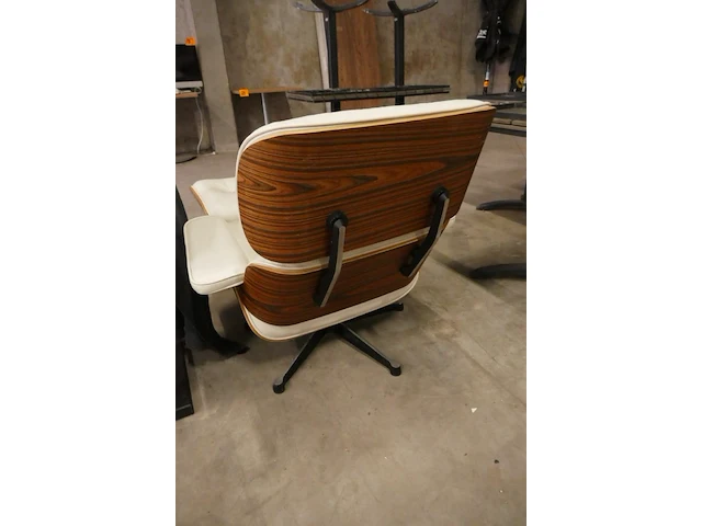 Klassieke charles eames-stijl loungestoel en poef, wit leder - afbeelding 3 van  6