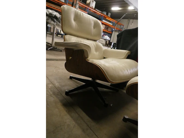 Klassieke charles eames-stijl loungestoel en poef, wit leder - afbeelding 4 van  6