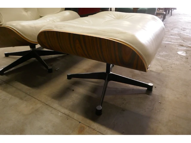 Klassieke charles eames-stijl loungestoel en poef, wit leder - afbeelding 5 van  6