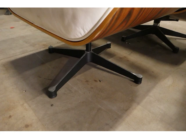 Klassieke charles eames-stijl loungestoel en poef, wit leder - afbeelding 6 van  6