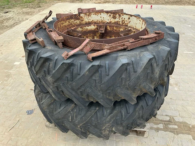 Kleber dubbele tractorwielen met haken - afbeelding 1 van  7