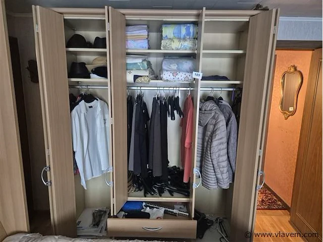 Kledij, jassen, beddengoed enzovoort volgens foto - afbeelding 1 van  8