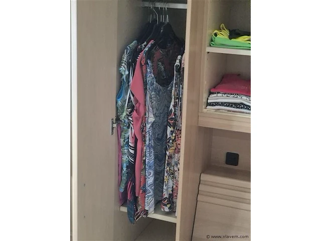 Kledij, jassen, beddengoed enzovoort volgens foto - afbeelding 6 van  8