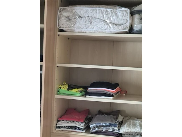Kledij, jassen, beddengoed enzovoort volgens foto - afbeelding 7 van  8
