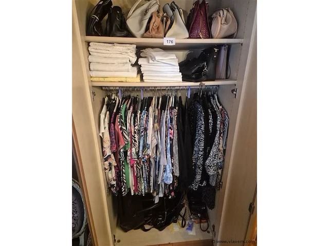 Kledij, lakens en handtassen volgens foto - afbeelding 1 van  3
