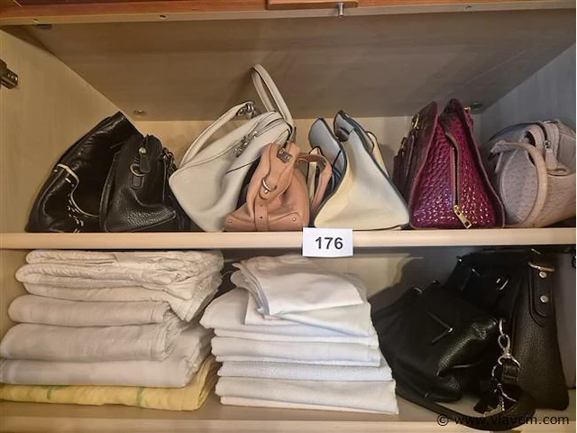 Kledij, lakens en handtassen volgens foto - afbeelding 2 van  3