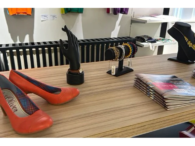 Kleding en accessoires - afbeelding 3 van  6
