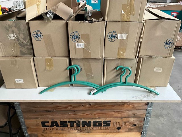 Kledinghanger kunstof (136x) - afbeelding 1 van  4