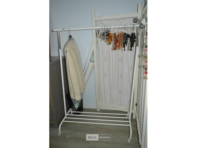 Kledingrek met witte nubic jas, echte pels - afbeelding 1 van  6
