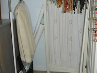 Kledingrek met witte nubic jas, echte pels - afbeelding 1 van  6