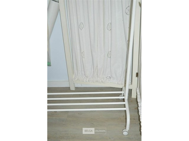 Kledingrek met witte nubic jas, echte pels - afbeelding 2 van  6