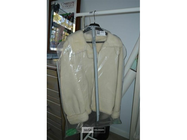Kledingrek met witte nubic jas, echte pels - afbeelding 3 van  6
