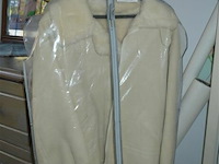 Kledingrek met witte nubic jas, echte pels - afbeelding 3 van  6