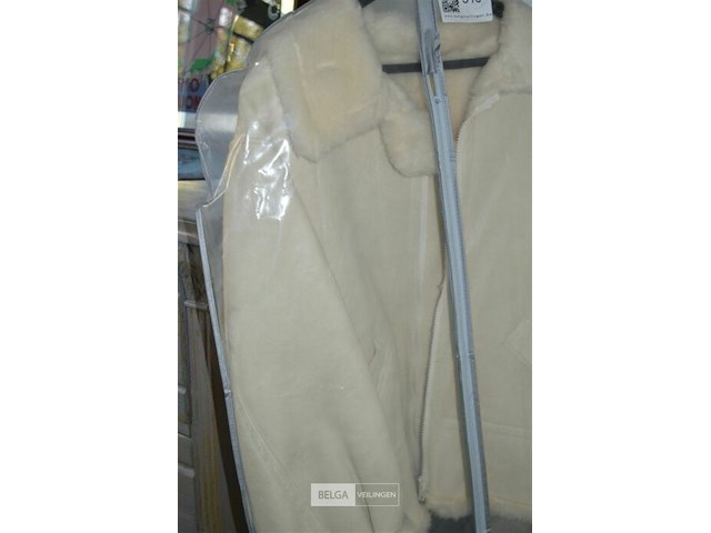Kledingrek met witte nubic jas, echte pels - afbeelding 4 van  6