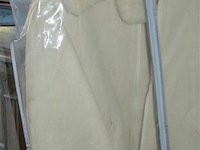 Kledingrek met witte nubic jas, echte pels - afbeelding 4 van  6