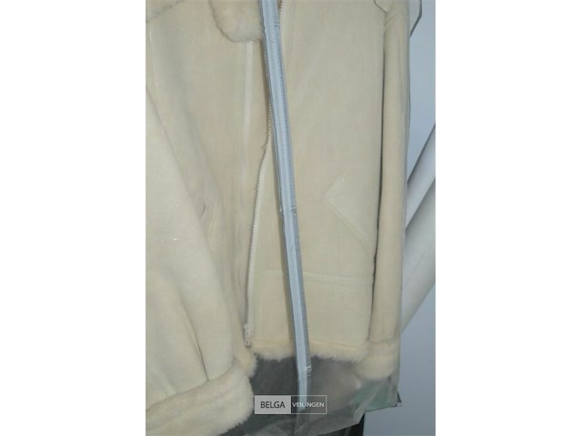 Kledingrek met witte nubic jas, echte pels - afbeelding 5 van  6