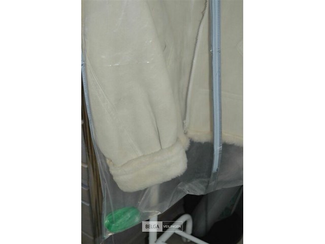 Kledingrek met witte nubic jas, echte pels - afbeelding 6 van  6