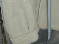 Kledingrek met witte nubic jas, echte pels - afbeelding 6 van  6