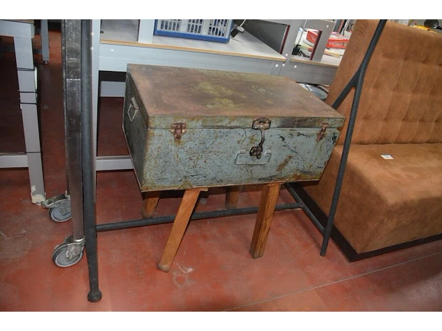 Kledingrek zwart, 2 bruine lederen zitbanken, metalen kist, inox rolrek (3,4,5,26) - afbeelding 2 van  11