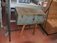Kledingrek zwart, 2 bruine lederen zitbanken, metalen kist, inox rolrek (3,4,5,26) - afbeelding 2 van  11