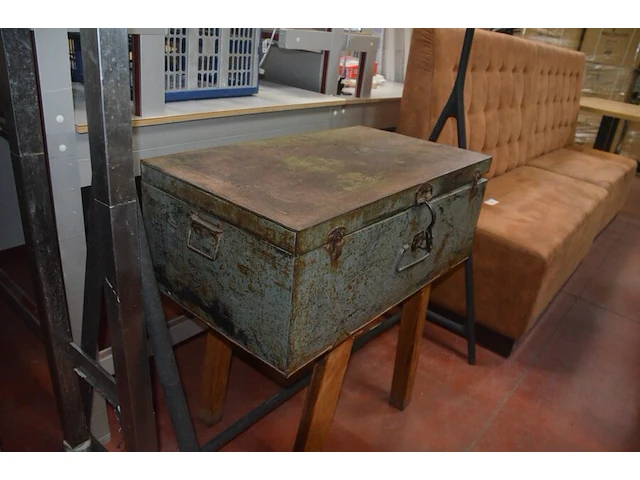 Kledingrek zwart, 2 bruine lederen zitbanken, metalen kist, inox rolrek (3,4,5,26) - afbeelding 3 van  11