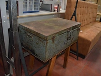 Kledingrek zwart, 2 bruine lederen zitbanken, metalen kist, inox rolrek (3,4,5,26) - afbeelding 3 van  11