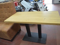 Kledingrek zwart, 2 bruine lederen zitbanken, metalen kist, inox rolrek (3,4,5,26)